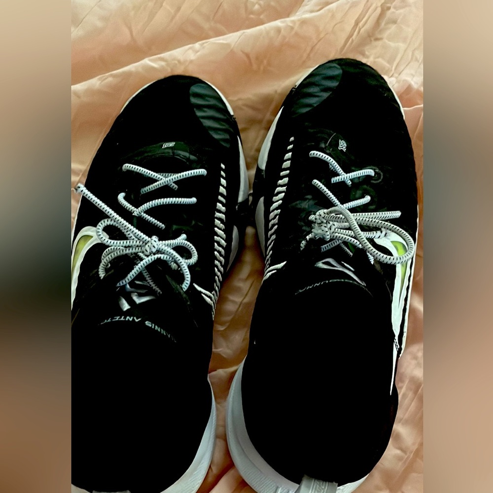 Barely used men’s Nike Giannis Antetokounmpo basketball shoe